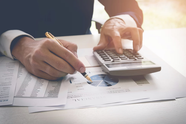 Image d'une personne effectuant un calcul