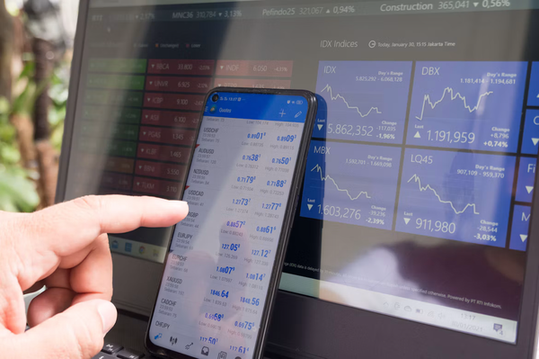 Données financières sur un écran d'ordinateur et de smartphone