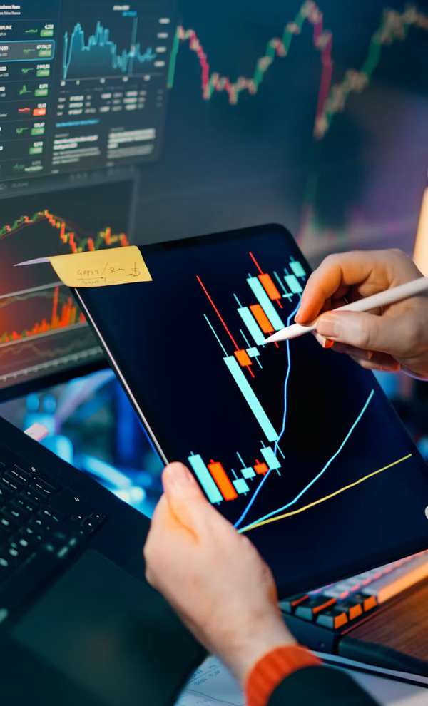 Données financières sur un grand écran et une tablette