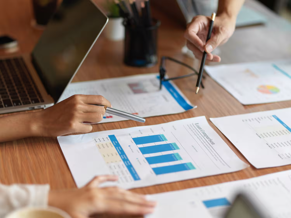 Photographie d'une discussion sur un graphique